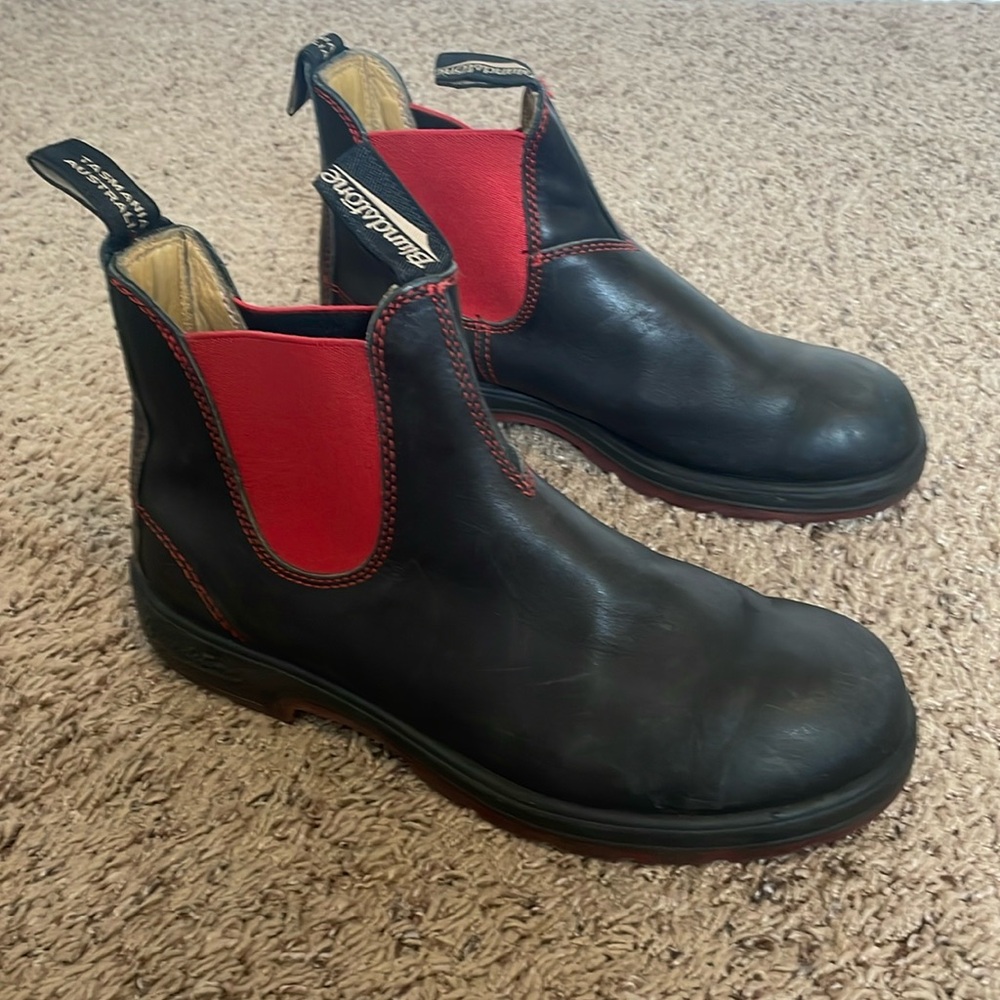 Blundstone Chelsea Boots Black and Red